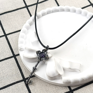 Collier de cosplay Game Rail <span class=keywords><strong>Herta</strong></span>, pendentif clé, chaîne en cuir rétro, collier ras du cou unisexe, bijoux, accessoire pour fête d'Halloween - Product Image 1