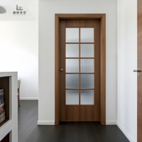 Porte d'entrée extérieure de villa de luxe en cuivre forgé à la main, avec inserts en vitrail et poignée en bronze