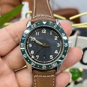 Montre mécanique pour homme en acier inoxydable avec lunette verte, cadran noir, bracelet en cuir, affichage de la date, analogique sportive, 40 mm - Product Image 1