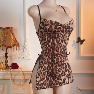 Chemises de nuit en polyester sans manches à imprimé léopard, design à bretelles croisées, jupe ultra-courte à fente latérale, vente en gros d'usine pour femmes - Product Image 4