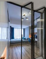 Porte coulissante pliante moderne à cadre fin en aluminium et verre trempé, design suspendu pliable pour l'extérieur, hôtels, villas