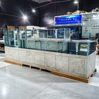 Grand aquarium commercial multi-chambres sur mesure pour fruits de mer, avec base décorative en dalle de pierre frittée, pour poissons vivants et homards