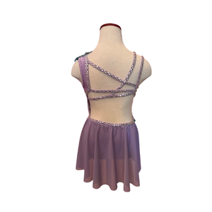 Le costume de ballet de Vivian_Vivid est magnifique en violet africain, fabriqué en nylon et élasthanne pour un confort et une mobilité agiles sur scène. - Product Image 3