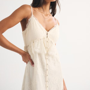 Robe midi élégante en dentelle ivoire pour femme, boutonnée, à ourlet asymétrique, style bohème, idéale pour les vacances, le quotidien, la plage ou les soirées. - Product Image 4