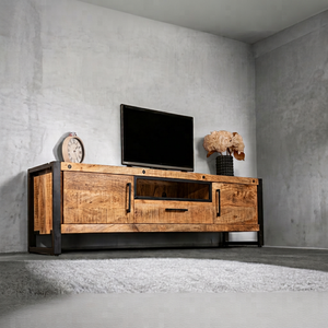 Mueble de TV de Madera Hecho a Mano con Dos Puertas y un Cajón, con Tiradores de Metal Negro, Mueble de Entretenimiento Rústico con Estante Abierto para Almacenamiento - Product Image 1