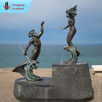 Statue de Poseidon, dieu grec, grand format, style classique, en bronze, laiton et cuivre, pour aménagement paysager public en bord de mer, à vendre.