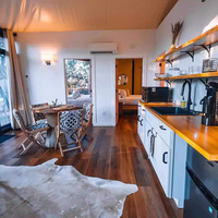 Tentes de luxe personnalisées pour hôtels de villégiature, imperméables, ignifuges, quatre saisons, deux chambres, structure en acier, tissu enduit de PVDF, salles de bain