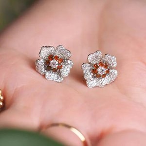 Orecchini a Perno con Fiore Unici per Donne, Eleganti Gioielli Floreali alla Moda - Product Image 1