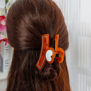 YIYI 10,5 cm 3D Stick Sweet Heart Designer Hair Claw Empalme Grabado Acetato Pinza para el cabello Clip inferior de metal Clip de garra personalizado - Product Image 6