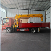 Camion-grue pour l'installation de la conduite de chauffage et l'ingénierie de chauffage urbain