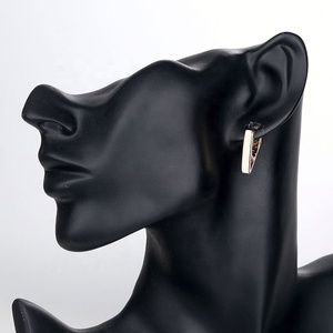 Boucles d'oreilles créoles géométriques creuses plaquées or pour femme, minimalistes, en métal poli et lisse, bijoux à clip - Product Image 2