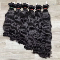 Vente en gros, vendeurs de cheveux cambodgiens alignés avec des cuticules vierges, paquet de cheveux humains bouclés vietnamiens non traités, tissage naturel