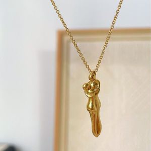 Collier pendentif pour femme en alliage de zinc doré plaqué or 14 carats, motif abstrait de figure humaine mère et fille enlacées, bijou cadeau - Product Image 1