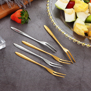 Tenedor de fruta de acero inoxidable de dos puntas para postre, para uso doméstico y hotelero, color plata y oro. - Product Image 1