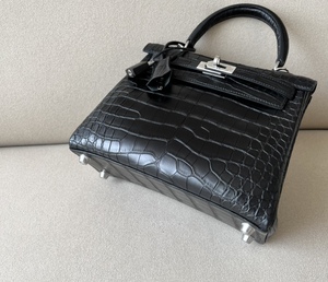 Sac à main léger noir mat imprimé crocodile avec fermeture à loquet, poignée supérieure et quincaillerie argentée, pour usage quotidien - Product Image 6