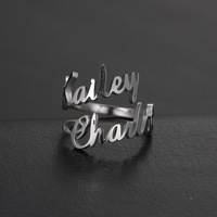 Bagues à double nom en acier inoxydable plaqué or véritable 18 carats, cadeau de fiançailles de mariage à la mode avec affichage du nom supérieur et inférieur