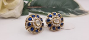 Boucles d'oreilles clous avec un diamant Polki central entouré d'un halo de saphirs bleus, monture plaquée or, ensemble de bijoux. - Product Image 4