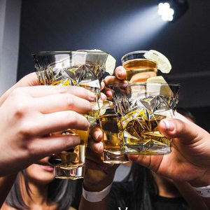 <span class=keywords><strong>แก้ว</strong></span>วิสกี้<span class=keywords><strong>คริสตัล</strong></span>แกะสลักทรงไม่สมมาตร ขนาด 300 มล. ขายส่ง <span class=keywords><strong>แก้ว</strong></span><span class=keywords><strong>น้ำ</strong></span>ใสแบบกำหนดเองสำหรับโรงแรมร้านอาหาร - Product Image 5