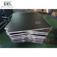 Scène de stand avec plateforme de chargement robuste, podium en aluminium