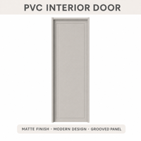 Porte intérieure contemporaine en PVC gris pierre à panneau rainuré avec cadre encastré et ligne décalée pour appartement
