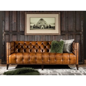 Canapé Chesterfield classique en cuir buff capitonné, pieds en bois massif, finition laiton, style vintage, mobilier d'intérieur - Product Image 1