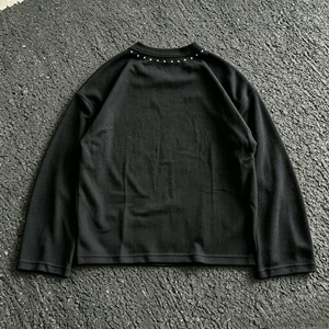 Camiseta de Punto de Manga Larga Negra para Hombre, Cuello Redondo, Detalle de Pedrería, Corte Regular Informal, Color Sólido - Product Image 2