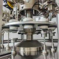 Machine à mélanger par émulsification sous vide prête à être expédiée pour la production de crème pour le visage et de lotion corporelle avec mélange à cisaillement élevé