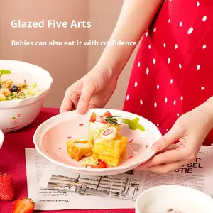 Ensemble <span class=keywords><strong>de</strong></span> vaisselle en céramique européenne mignon à la fraise avec bol et assiette <span class=keywords><strong>de</strong></span> haute qualité, ensemble <span class=keywords><strong>de</strong></span> vaisselle en céramique circulaire nordique - Product Image 2