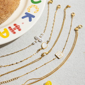 Conjunto de pulsera de cadena dorada con perla y dije de sonrisa para mujer, para uso diario. - Product Image 2