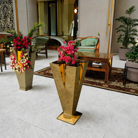 Vas Lantai Besar Modern Nordik Berlapis Emas dari Baja Tahan Karat Dekorasi Rumah dan Taman Tahan Lama Kompatibel dengan Lampu LED Pot Bunga Planter