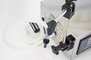 آلة تعبئة زجاجات الزيت والحليب والماء المعدني والمشروبات الكحولية والكحولية، آلة تعبئة موزع كمية السوائل GFK-280 CNC - Product Image 4