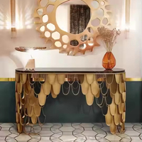 Console contemporaine dorée avec miroir de luxe, mobilier moderne pour salon, en marbre et verre, pour appartement et couloir