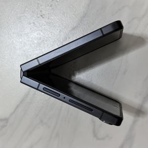 โทรศัพท์มือถือ Android หน้าจอพับได้คุณภาพสูง Z Flip 7 มือสอง - Product Image 1