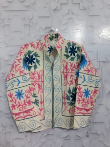 Veste réversible élégante et écologique pour femme Hak Enterprises, courte, en toile tricotée, brodée de fleurs dessinées à la main et matelassée pour l'hiver - Product Image 3