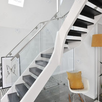 Escalier courbé sur mesure avec rampes en bois, verre, aluminium et acier au carbone - Design moderne pour villa et hôtel haut de gamme