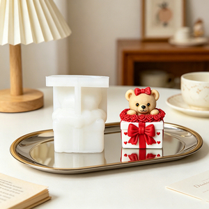 Moules en silicone pour créer un adorable ours enlacé dans une boîte cadeau, idéal pour les créations artisanales DIY - Product Image 1