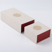 Boîte d'emballage pour bijoux en tissu de lin imprimé avec logo personnalisé, insert en mousse de soie, fourniture d'usine, boîtes cadeaux pour collier, bague, bracelet, éponge