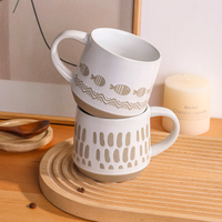 Vente en gros de tasses à café en céramique blanches modernes de 550 ml, avec impression à la main, pour boissons au lait, tasses à thé personnalisées