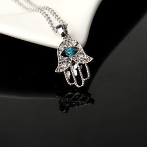 Collana con ciondolo Hamsa a mano con occhi piccoli in cristallo turco - Product Image 3