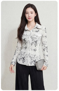 PY 2026 Otoño/Invierno, Nuevo Abrigo Elegante con Pliegues Florales, Ecológico, Casual, para Mujer, a la Moda, Manga Larga, Corte Entallado, Disponible en Línea - Product Image 2