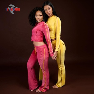 Completo da donna in velluto con giacca corta con zip <span class=keywords><strong>e</strong></span> pantaloni a zampa, set due pezzi, tuta sportiva in velluto per palestra, abbigliamento sportivo da donna - Product Image 1