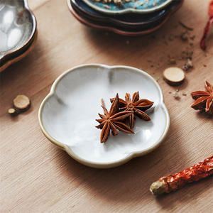 하모니의 인기 상품 일본 도자기 가마 유약 간장 담그기 향신료 조미료 보관용 소형 세라믹 접시 꽃형 - Product Image 5