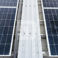 Plaque de passerelle antidérapante en acier ZAM Jinda Solar pour l'entretien des systèmes photovoltaïques, idéale pour les systèmes de montage sur toit de carport solaire BIPV.