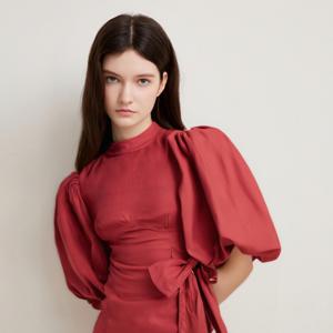 Chemisier de bureau élégant en lin tissé uni pour femme La Bohème, avec détail nœud, manches ballon écarlates, 100 % respirant, style vintage - Product Image 1