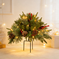 Skelett de sapin de Noël artificiel en fer forgé avec flocons, décorations mélangées, guirlandes lumineuses LED, baies rouges et cônes de pin