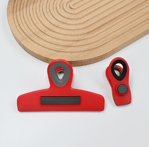 Aimants de réfrigérateur en plastique robustes en forme de bouledogue pour la vente en gros - Product Image 4