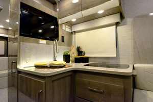 รถบ้านมือสอง ปี 2023 รุ่น ENTEGRA QWEST 24N สีขาว หรูหรา สำหรับตั้งแคมป์ รองรับผู้โดยสาร 4-6 คน มาตรฐานไอเสียยูโร 5 น้ำหนักบรรทุก 11000 กิโลกรัม - Product Image 5