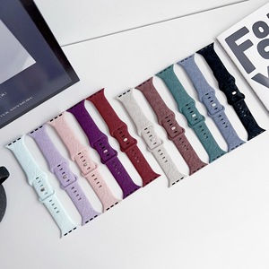 Bracelet de montre en silicone à double boucle avec motif en relief, compatible avec <span class=keywords><strong>Apple</strong></span> <span class=keywords><strong>Watch</strong></span> Series 11 10 9 <span class=keywords><strong>8</strong></span> SE, bracelet sport OEM personnalisé - Product Image 3