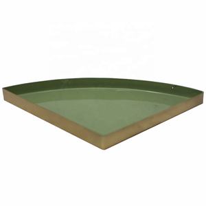 Plato decorativo brillante para servir comida de forma triangular de Metal de hierro de diseñador de Color verde hecho a mano a granel - Product Image 1