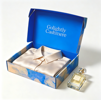 Boîte d'expédition personnalisée bleu brumeux de luxe avec logo en relief, boîte d'emballage en carton ondulé pour vêtements et cadeaux haut de gamme